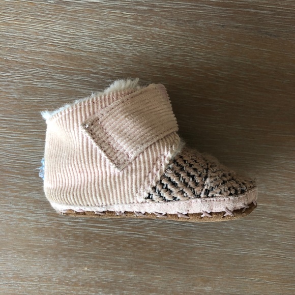 TOMS Cuna Pink Corduroy Tweed Crib Bootie - Picture 2 of 5